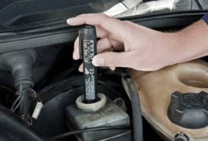 為什么很多修理廠總是說剎車油不用換,老司機說了實話